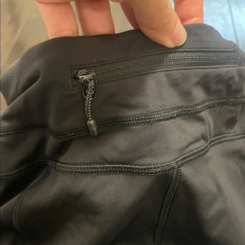 Lululemon Hot Yoga Running size 6 Zippers, pockets, Cropped Leggings